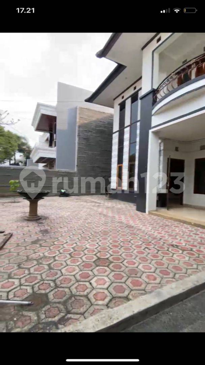 Spacious Villa with Pool in Batununggal