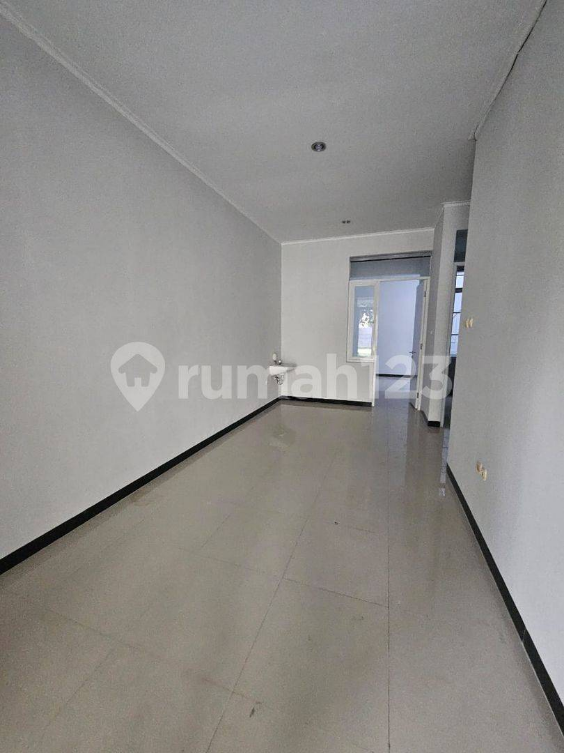 Minimalist 2-Bedroom House with Carport in Taman Kopo