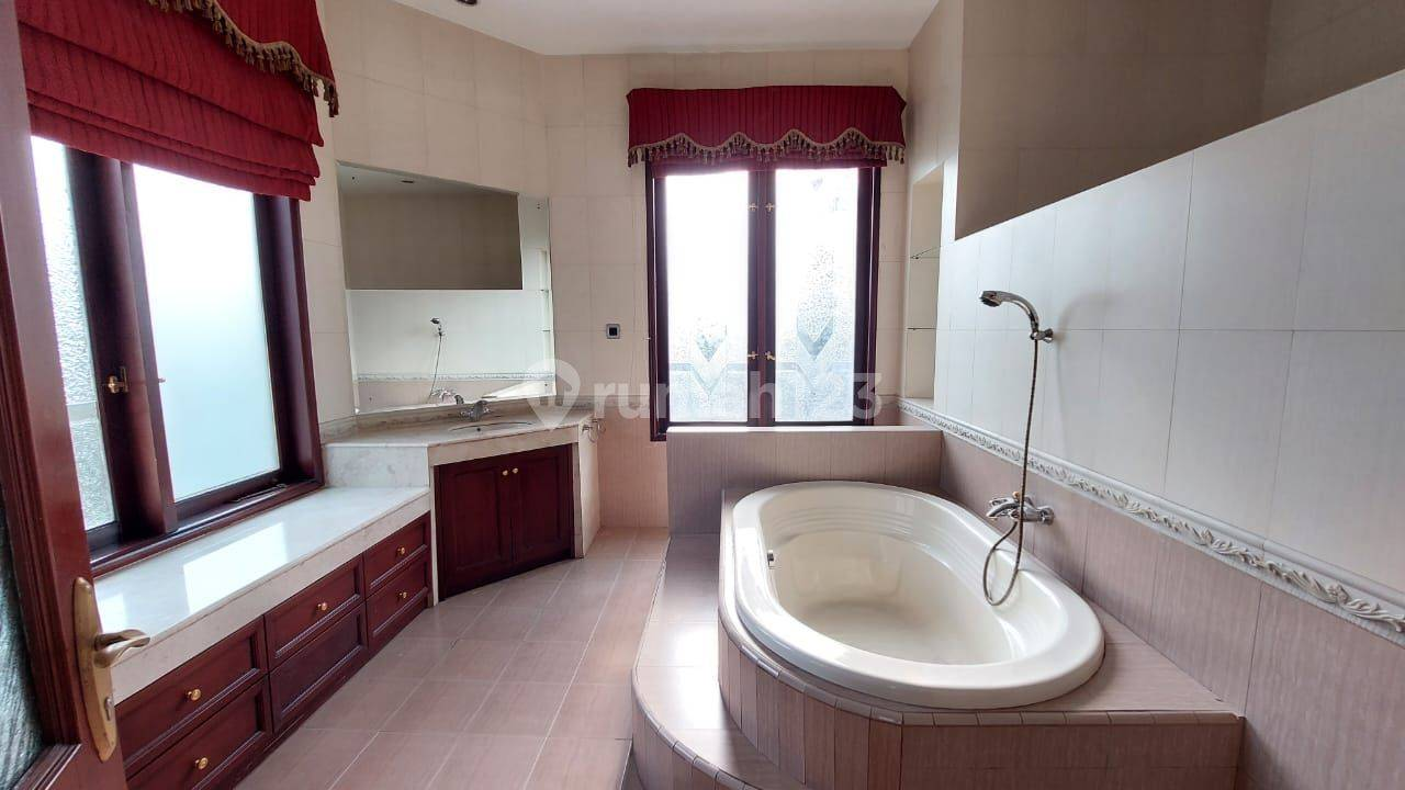 Luxurious Villa with Pool and Basement