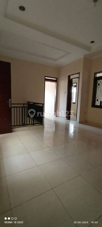 Spacious 4-Bedroom House with Balcony in Turangga