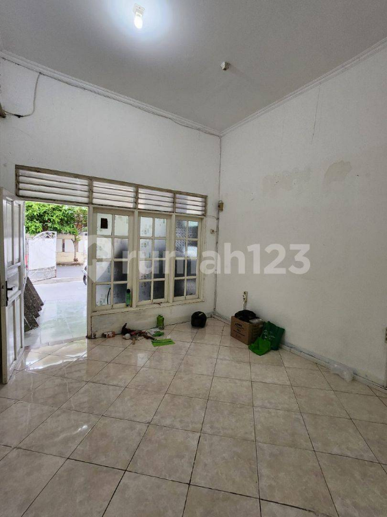Spacious House with Carport in Rawamangun