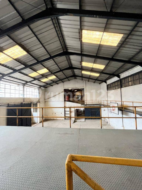 Large Commercial Warehouse with Retail Space
