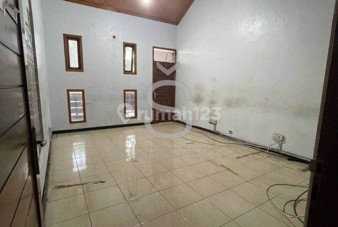 Large 5-Bedroom House with Modern Interior