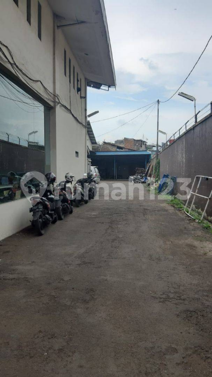 Commercial Storage Container with Parking Access