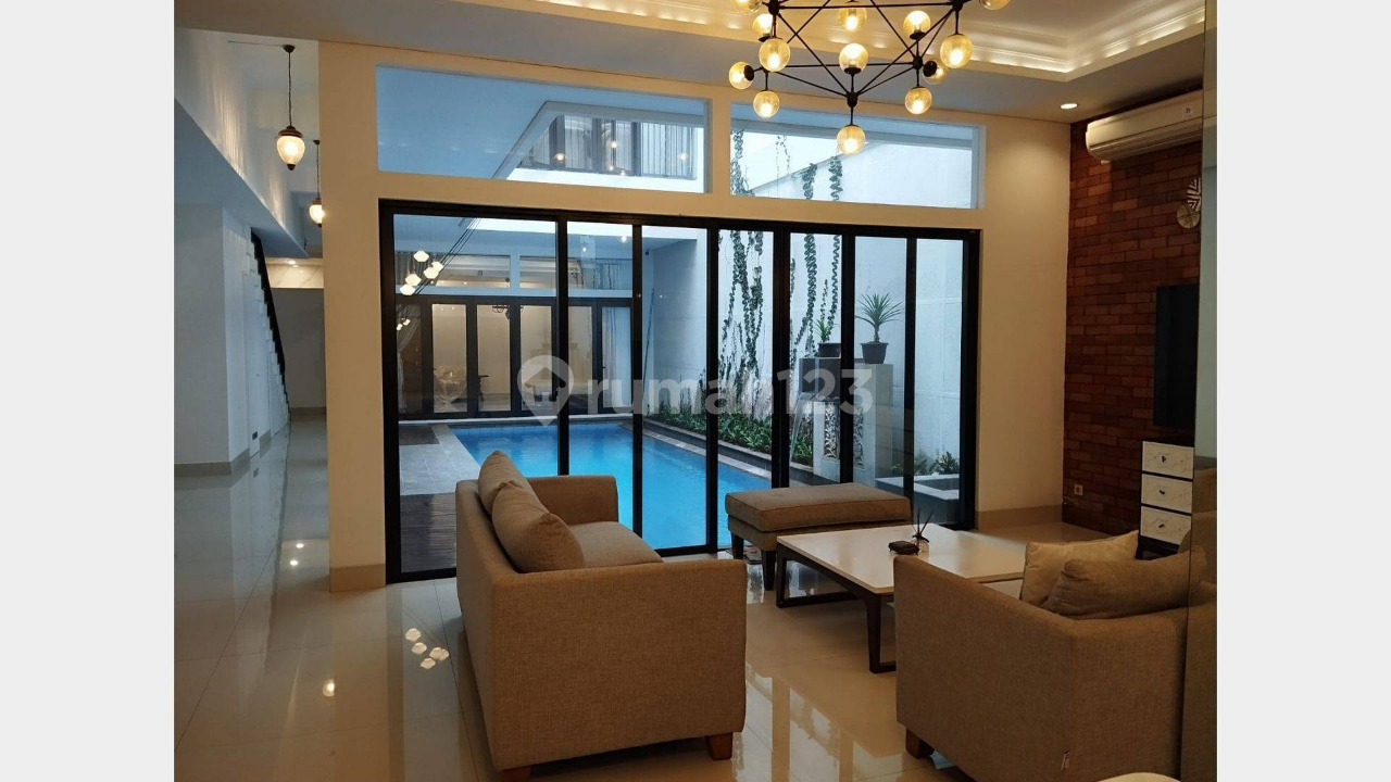 Luxurious 5-Bedroom House with Pool in Menteng