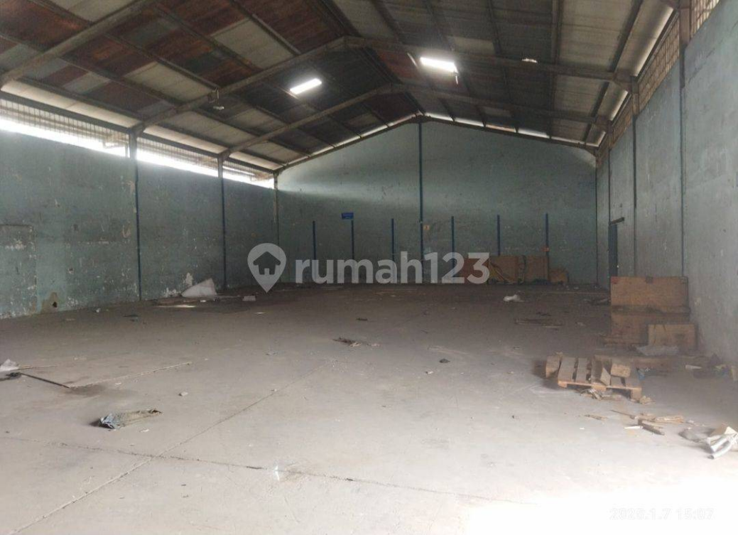 Large Commercial Warehouse Space with Parking