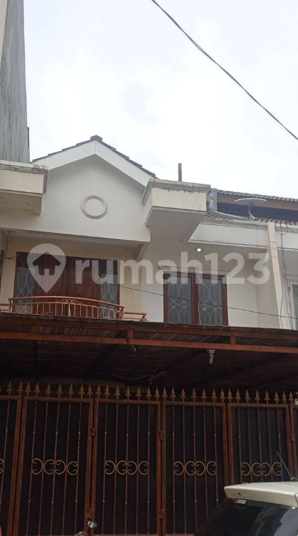 2.5 Story House with 3 Bedrooms in Jakarta