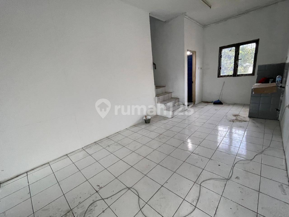 Large 3.5-Floor Commercial Shophouse in Jelambar