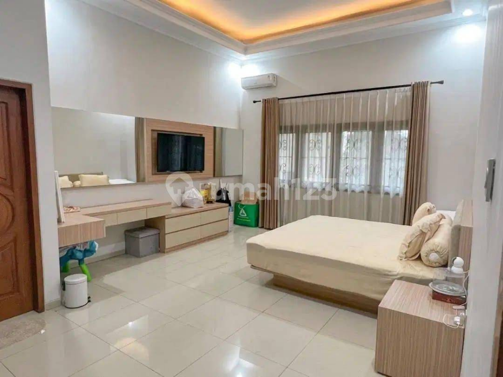 Luxurious Palm Hill Estate Family Home
