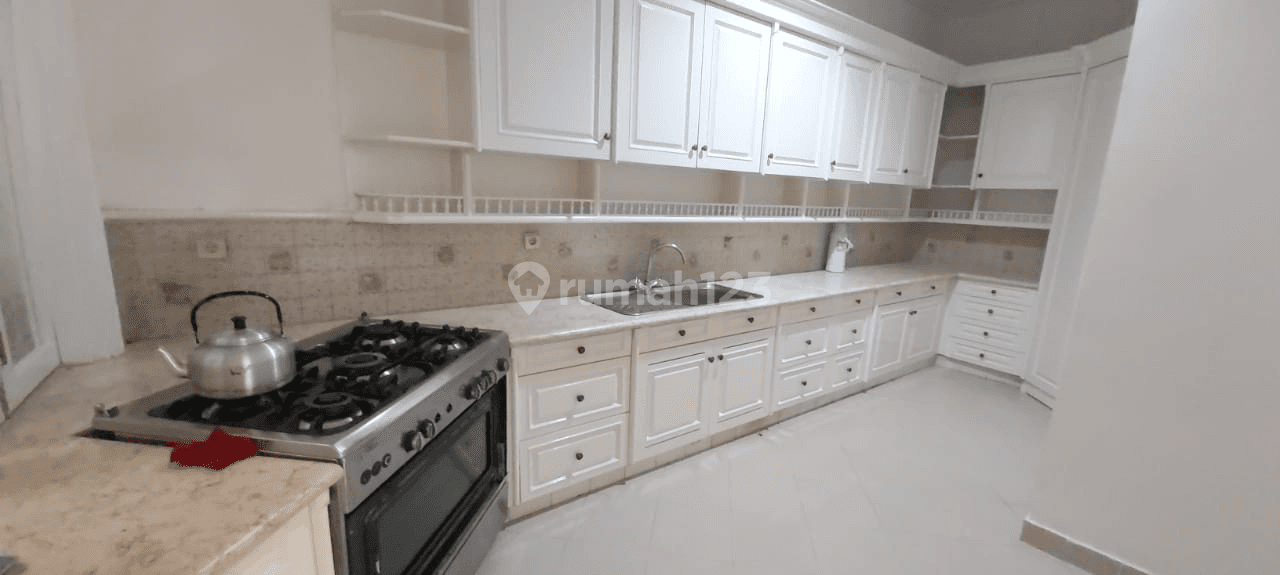 Luxurious Villa with Pool Near JIS