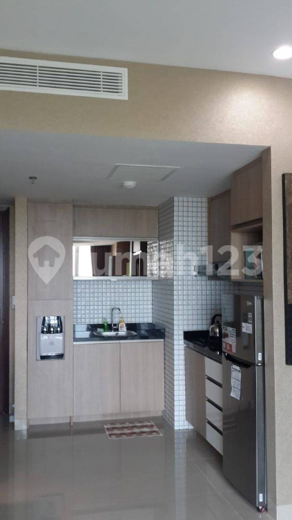 Modern Apartment with Balcony and Kitchen