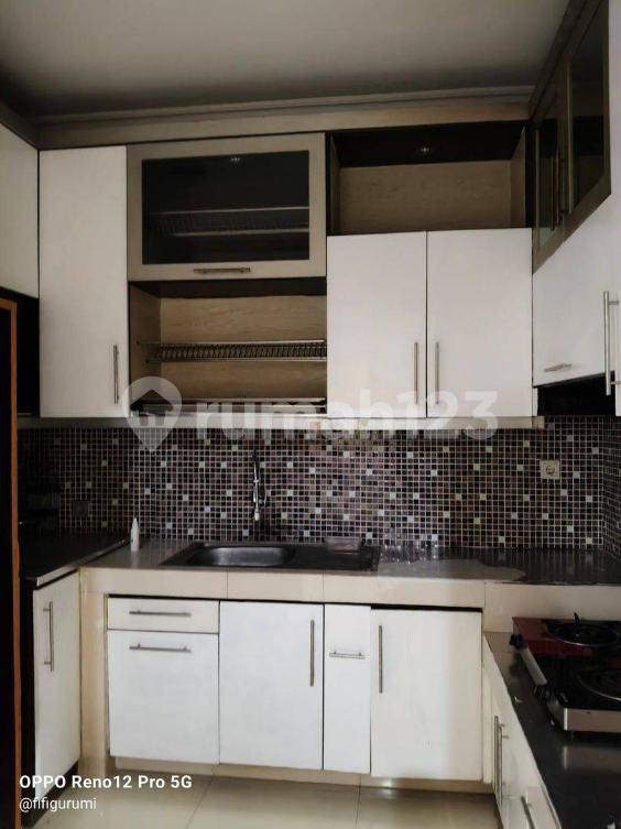 Spacious 4-Bedroom Townhouse with Modern Interior
