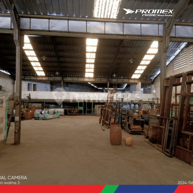 Spacious Industrial Warehouse with 2000m² Storage Space