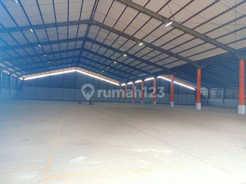 Large Industrial Warehouse with Container Access