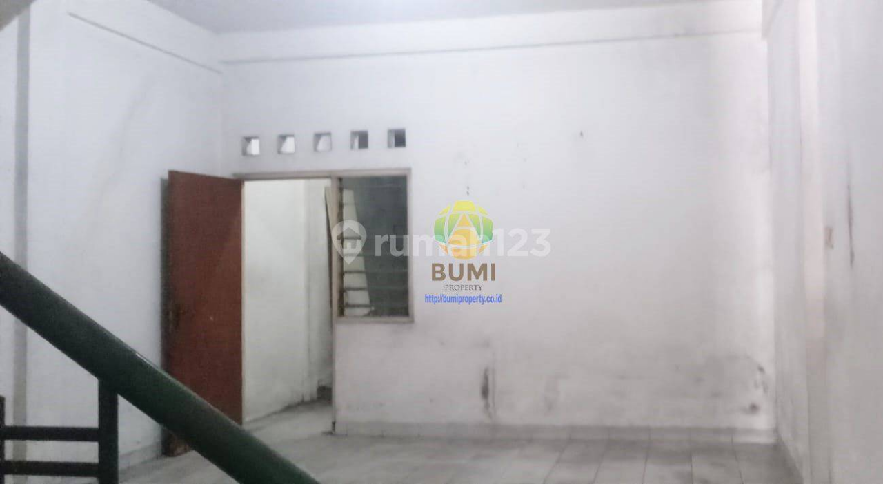 Spacious Commercial Building in Strategic Mojosongo Location