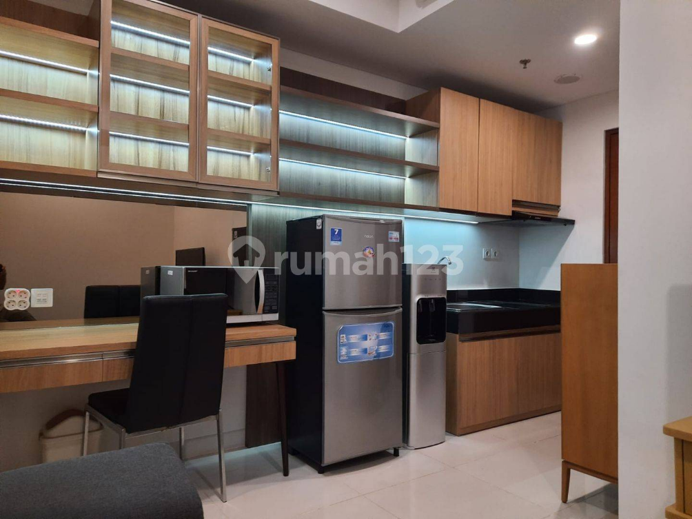Modern Furnished Studio Apartment with Kitchen