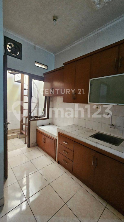 Spacious 3-Bedroom House with Modern Kitchen