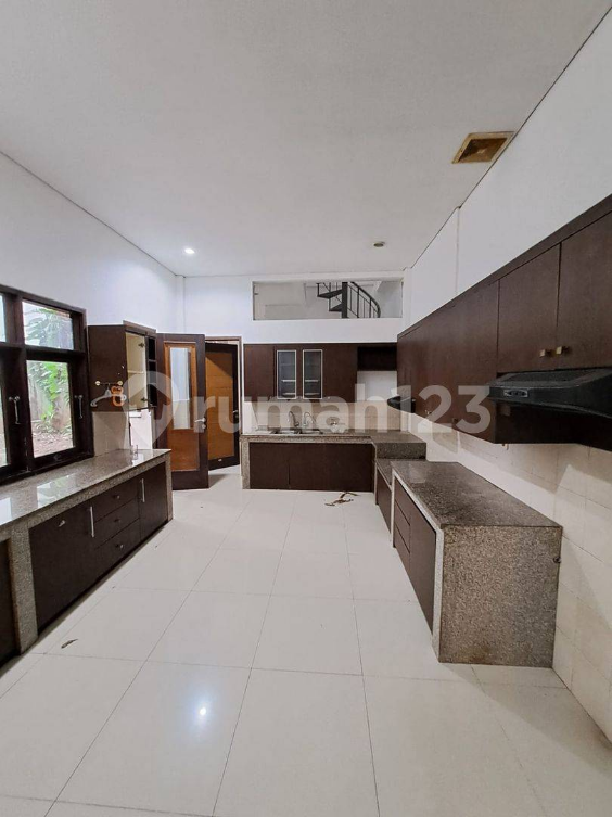 Modern Forest Home with 6 Bedrooms in Brawijaya