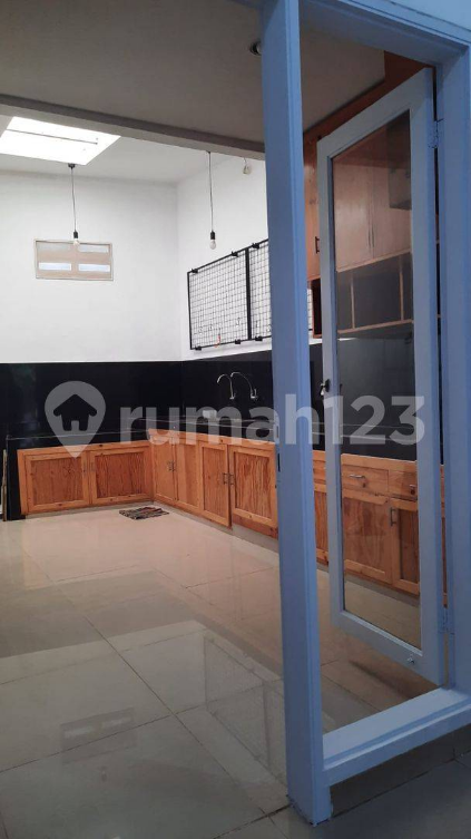 Spacious 3-Bedroom House with Kitchen Set
