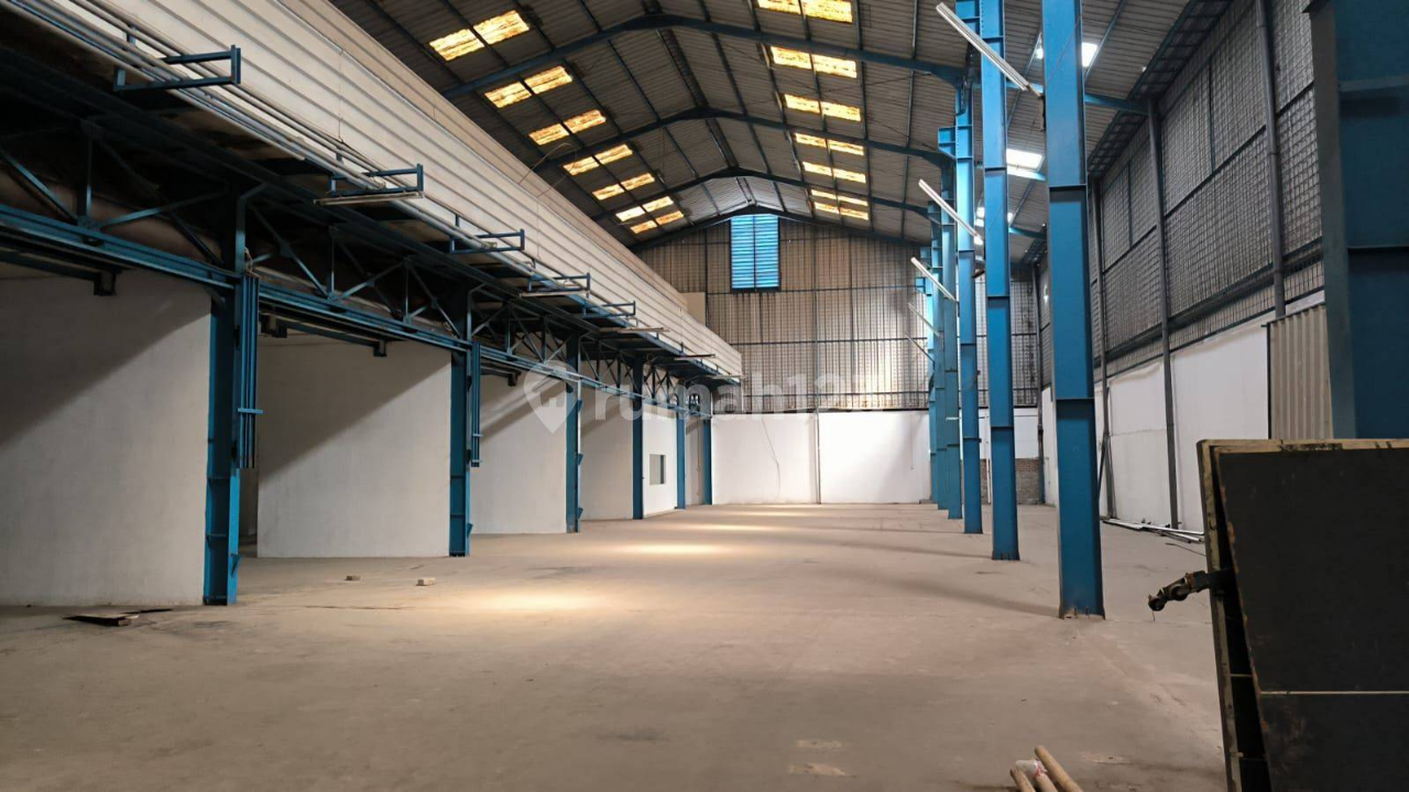 Modern Industrial Warehouse Space with High Ceilings