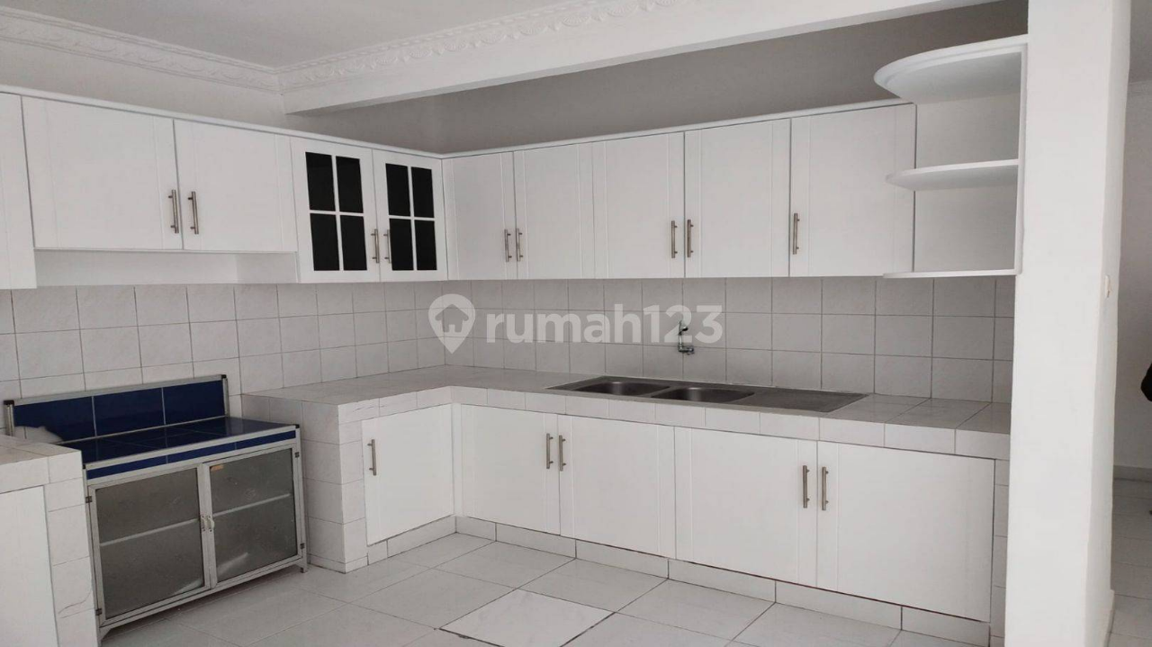 2-Story House with Modern Kitchen and AC