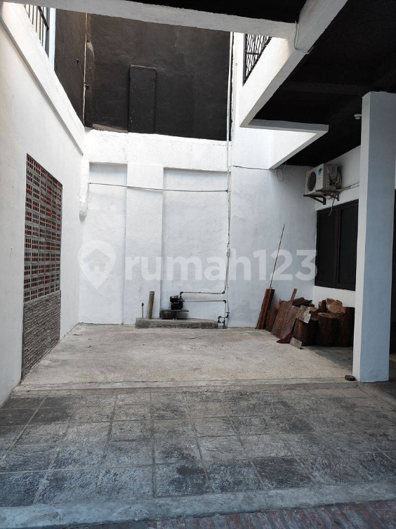 Spacious 4-Bedroom House Near Rawamangun Main Road