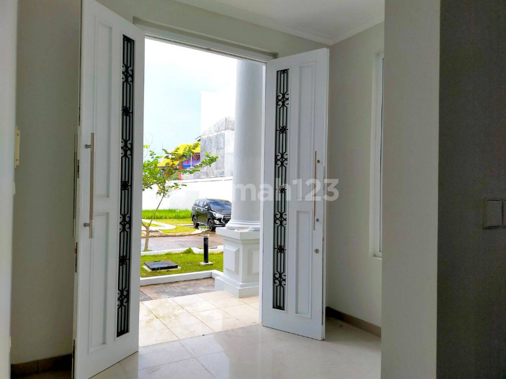 Luxurious 4-Bedroom House with Pool in Citra Garden