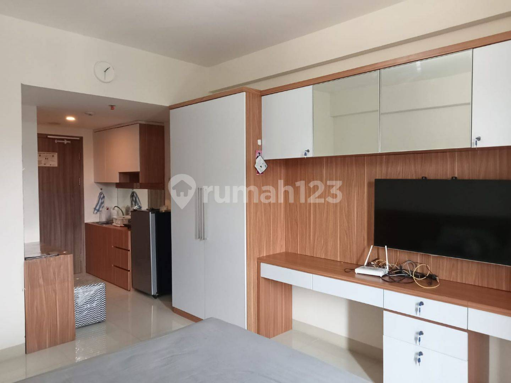 Furnished Studio Apartment with Mountain View