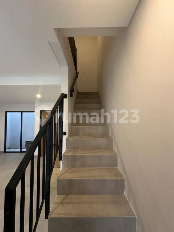 Modern Townhouse Near BSD City Toll