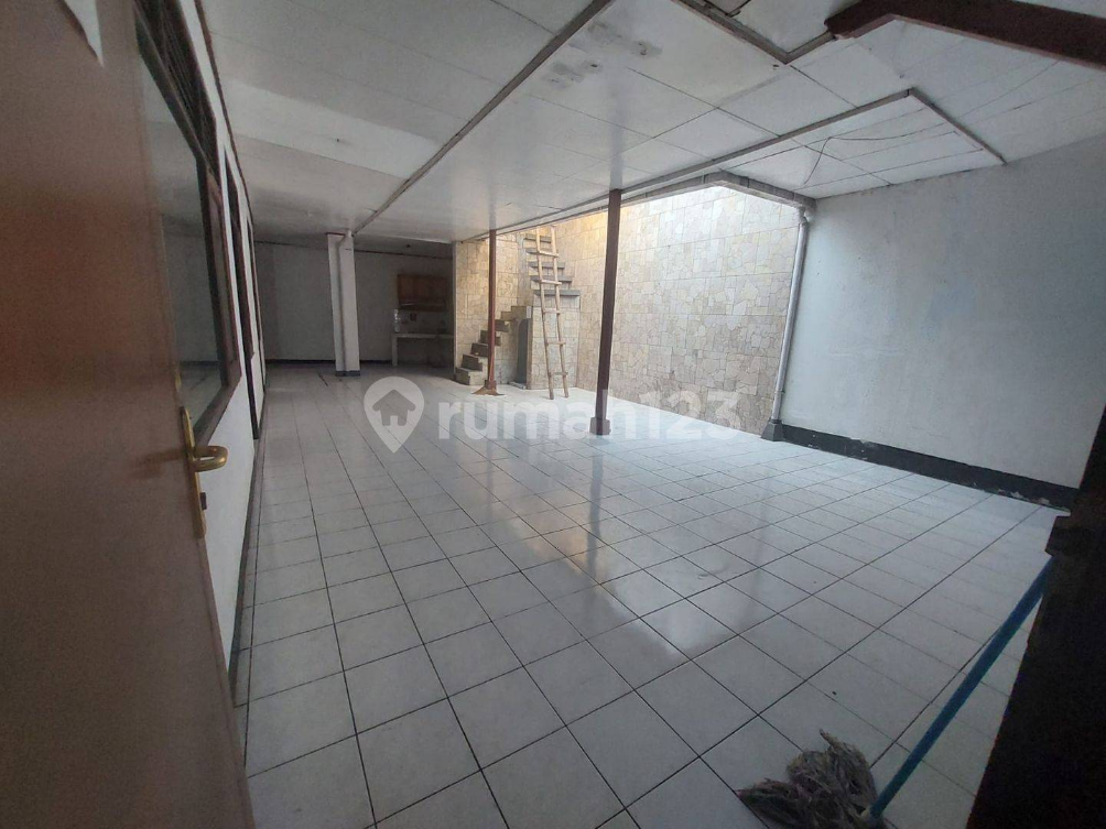 Spacious 4-Bedroom House with Modern Interior