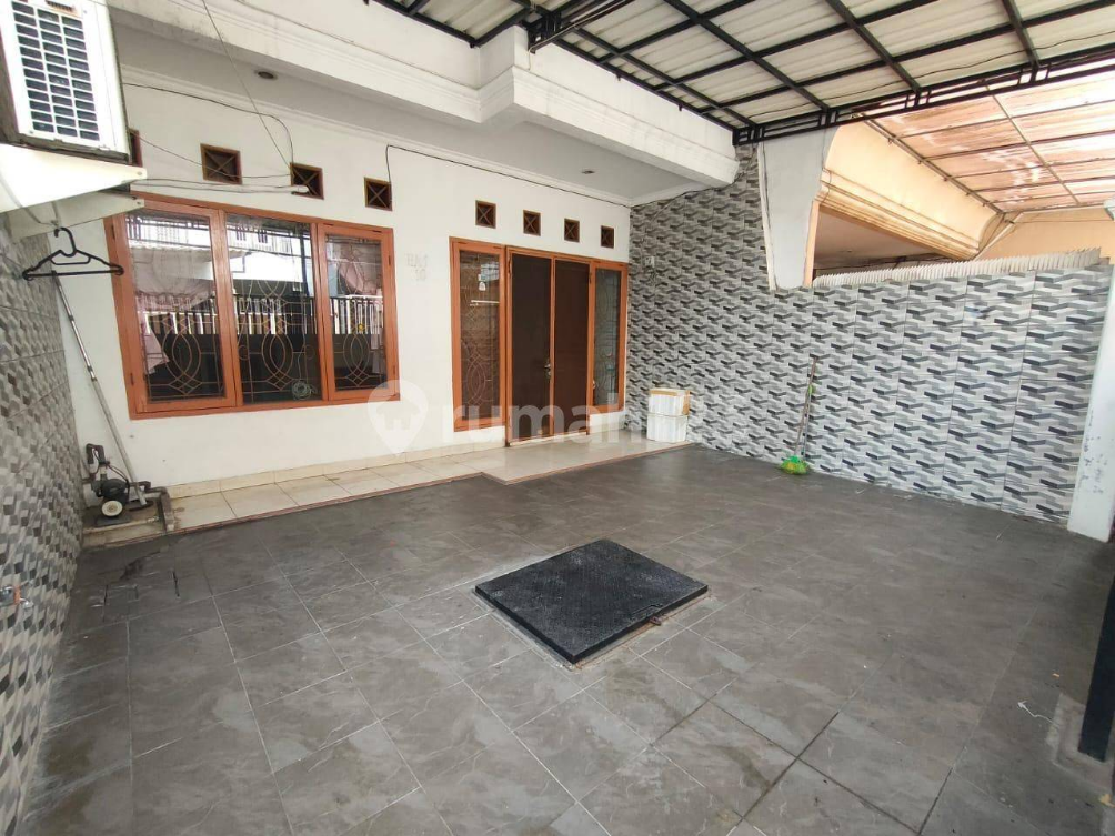 Minimalist 3-Story House with AC in Sunter
