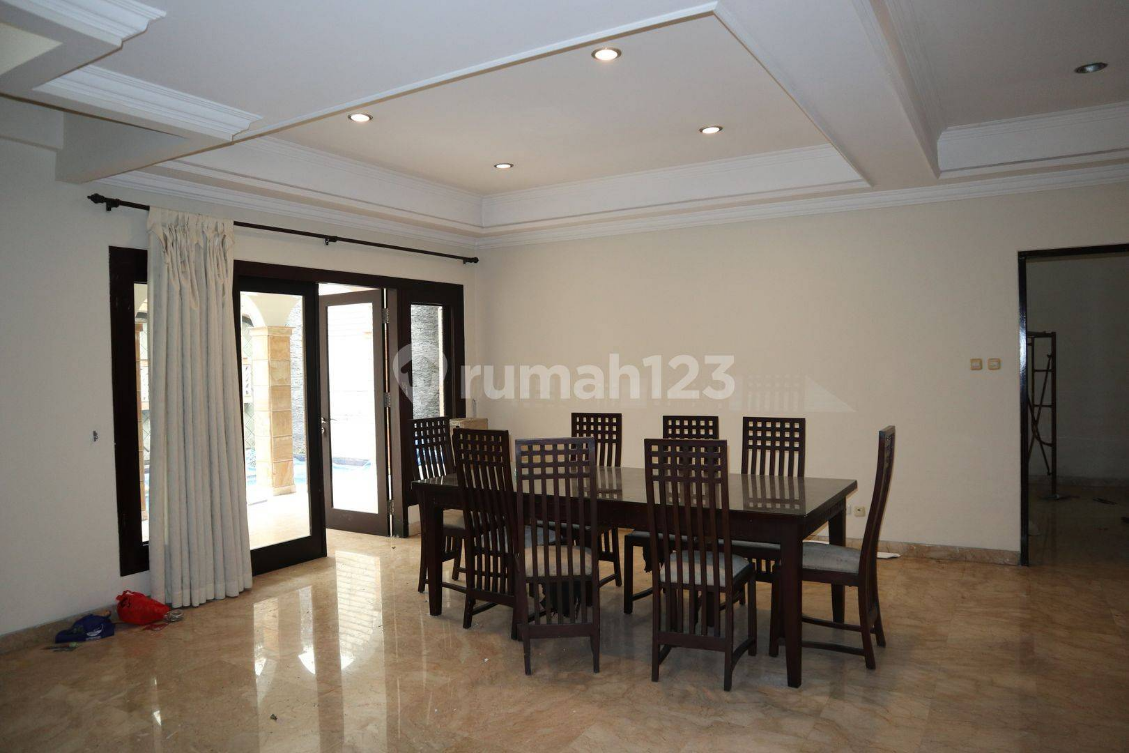 Luxurious 5-Bedroom Villa with Pool Near Mall