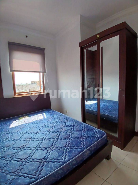 Renovated 2-Bed Pool View Apartment with Kitchen