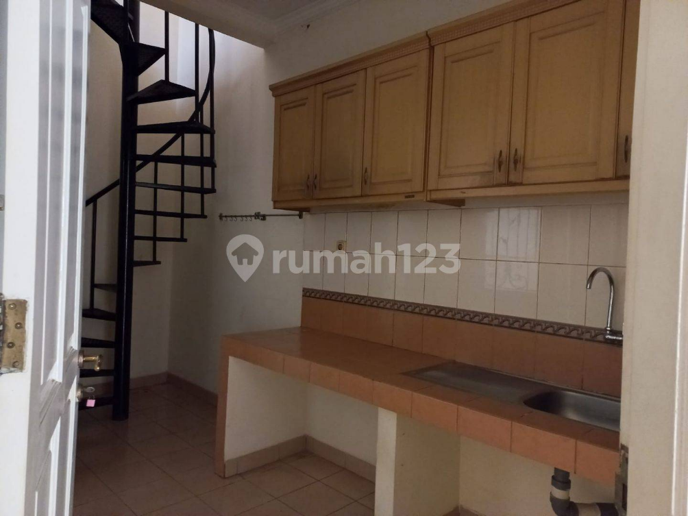 Spacious Mediterranean 3-Bedroom Townhouse in Kelapa Gading