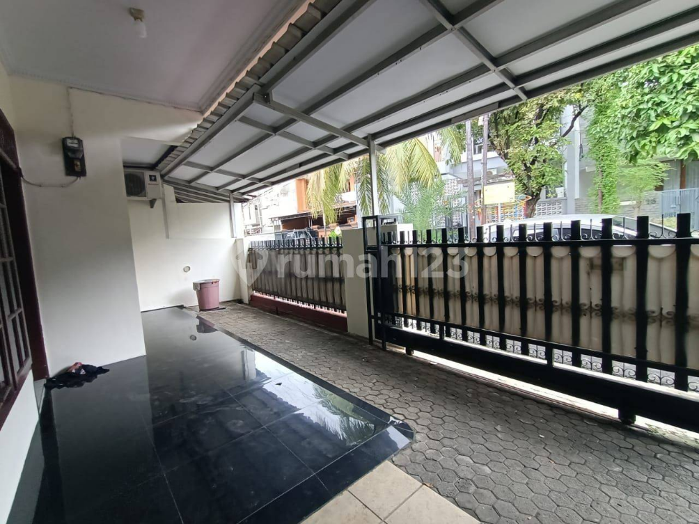Spacious House with Garden Facing Park in Tebet