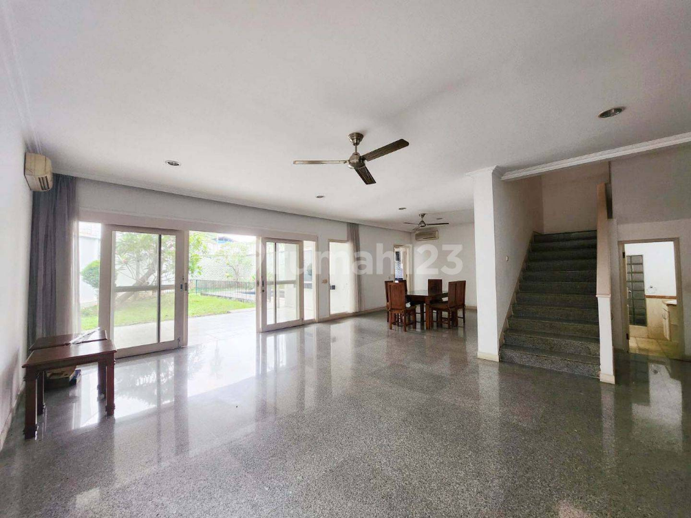 Designer Villa with Pool near MRT