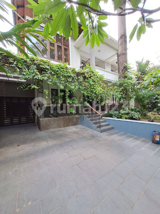 Modern Forest Home with 6 Bedrooms in Brawijaya
