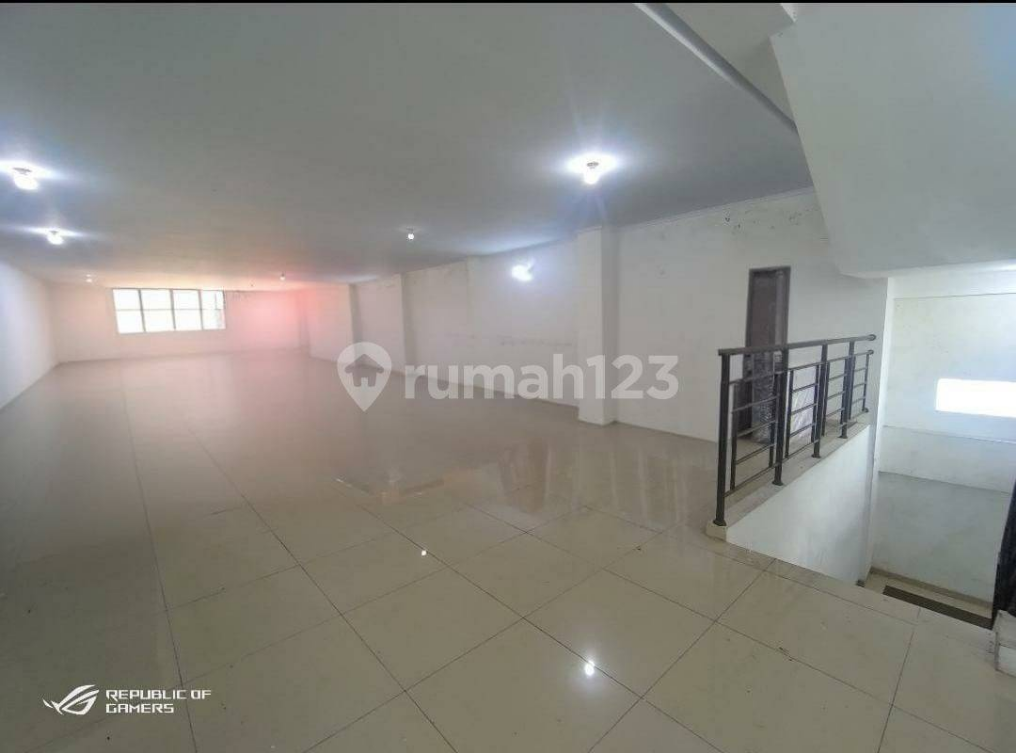 Spacious 3.5-Floor Commercial Building in Strategic Location