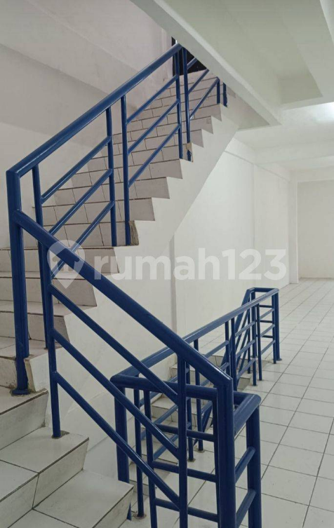 Spacious Three-Floor Commercial Space with Rooftop