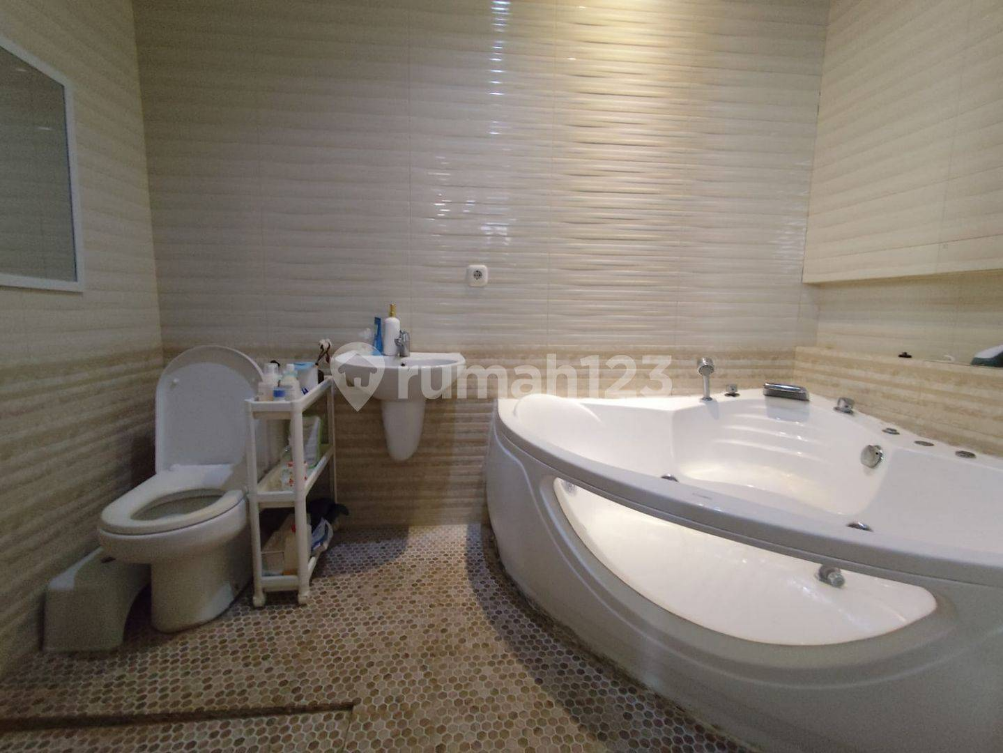 Modern 4 Bedroom House with Carport and Jacuzzi