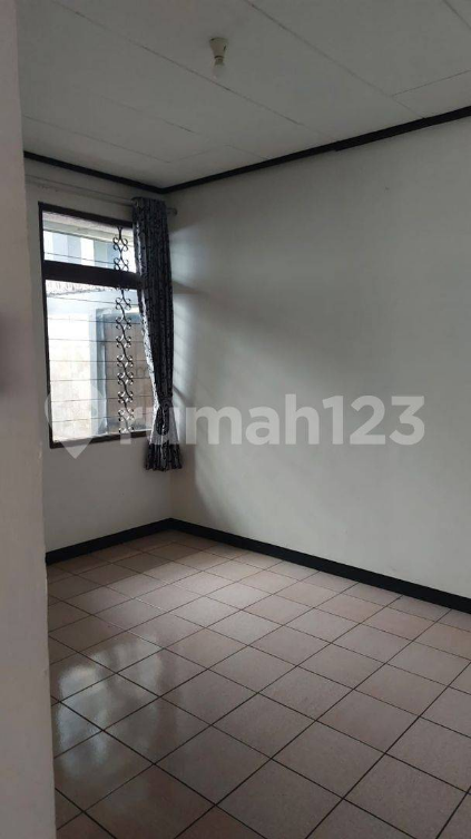 Spacious House with 5 Bedrooms and Garden
