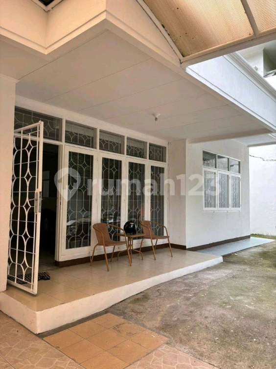 Strategic 4-Bedroom House Near SCBD with Parking