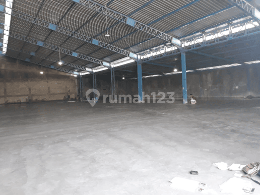 Spacious Warehouse with Strategic Location Near Airport