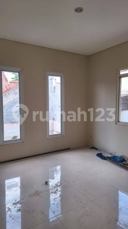 Modern 4-Bedroom House with Garden and Carport