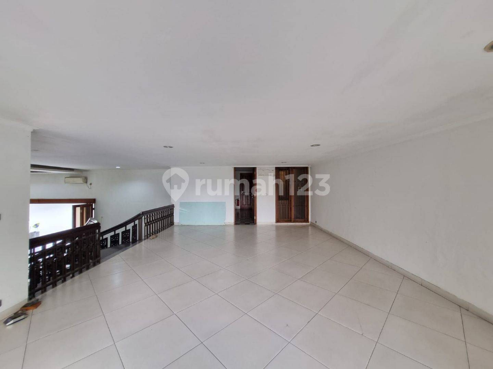 Spacious Kemang House with Pool and Large Parking