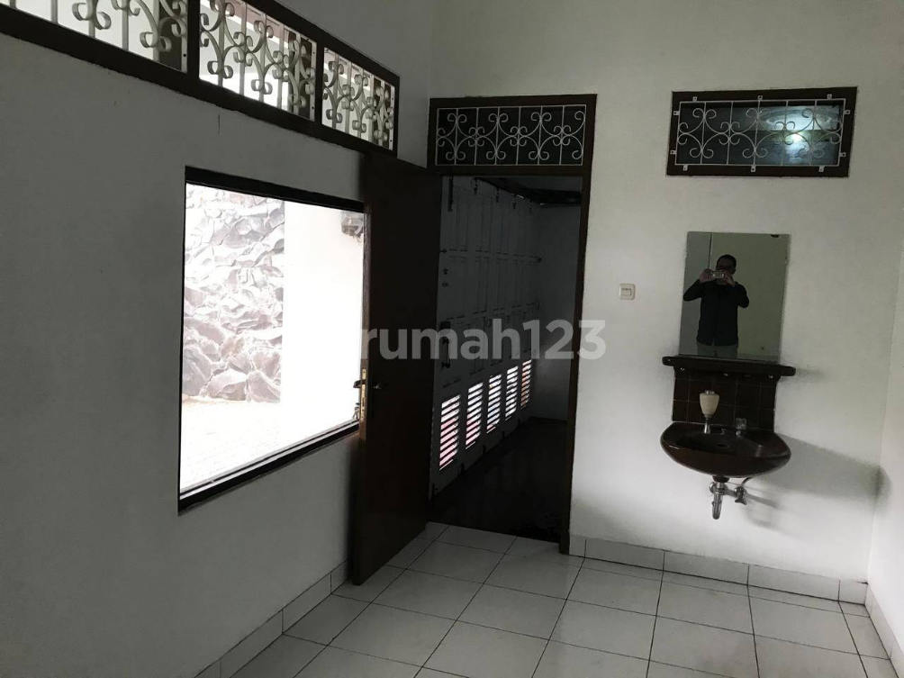 Spacious 1.5-Story Corner House with Garden
