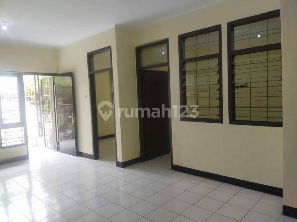 Spacious 3-Bedroom Townhouse with Parking