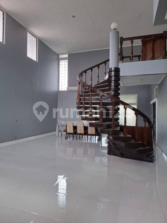 Spacious Minimalist House Near Mall and Campus