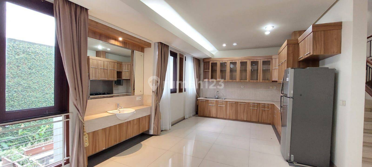 Spacious Modern Villa with Garden and Pool