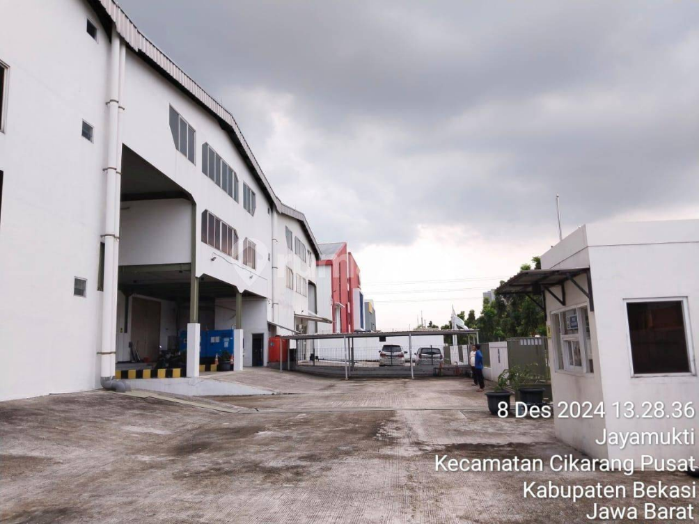 Large Industrial Warehouse with Loading Dock